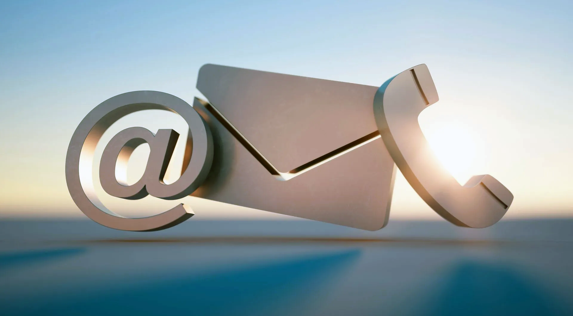 Une enveloppe, un téléphone et un panneau d'e-mail flottent dans l'air.