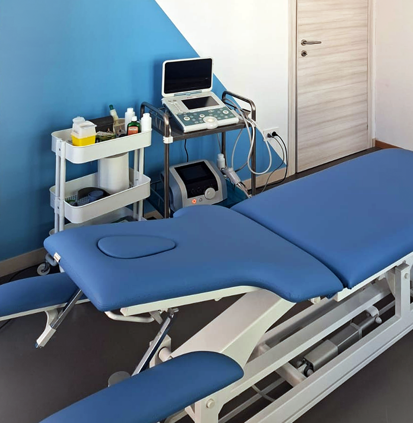 Une table de massage bleue avec un ordinateur portable dessus