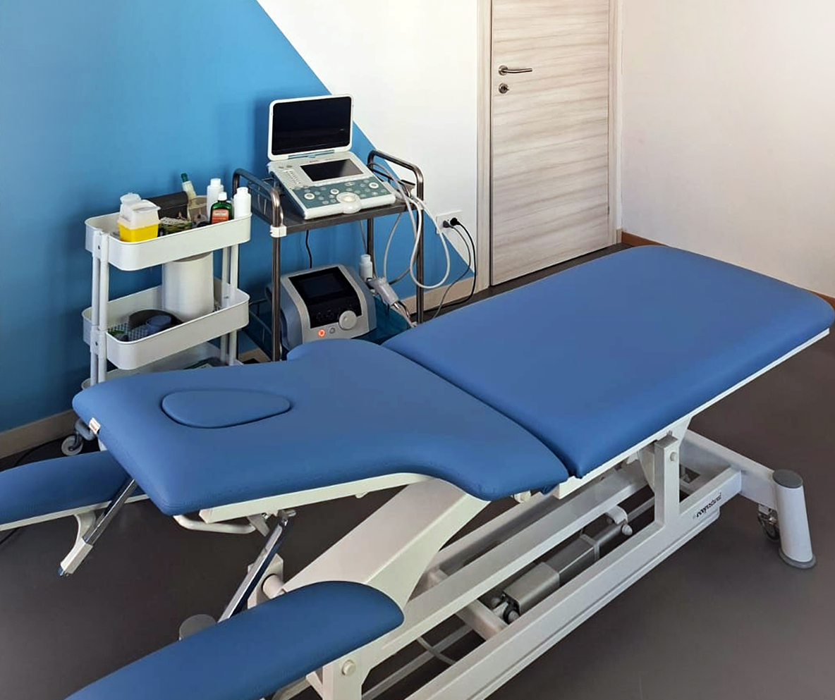 Une table de massage bleue avec un ordinateur portable dessus