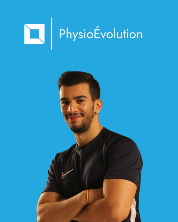 Un homme se tient debout, les bras croisés, devant un logo de physio evolution