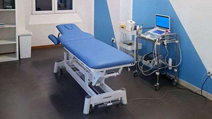 Il y a une table bleue au milieu de la pièce.