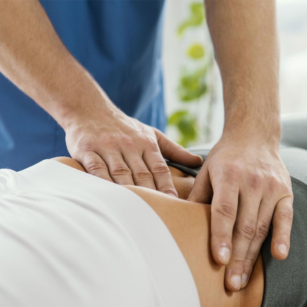Un homme fait un massage du dos à une femme