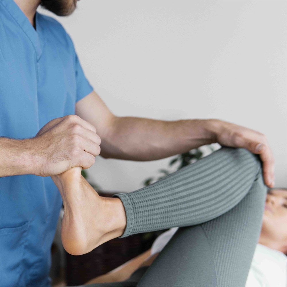 Un homme donne un massage des pieds à une femme.