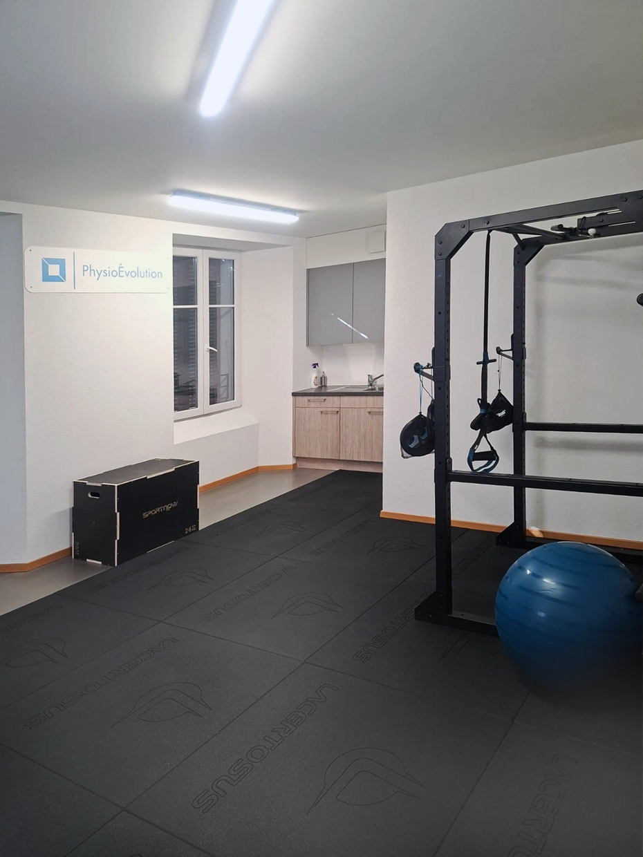 Un homme reçoit un massage du genou par un physiothérapeute.
