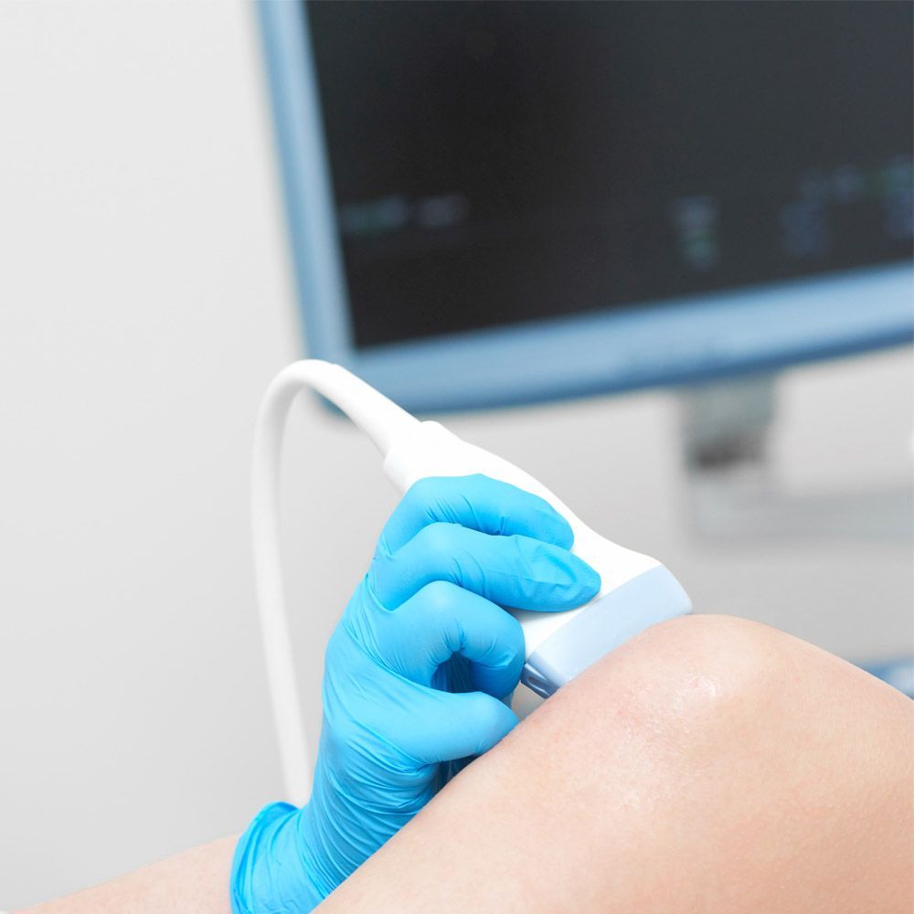 Une personne passe une échographie du genou.