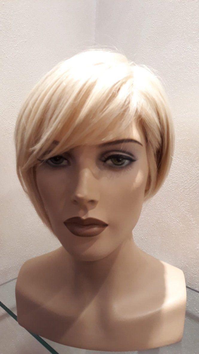 realizzazione parrucca con capelli propri biondi corti