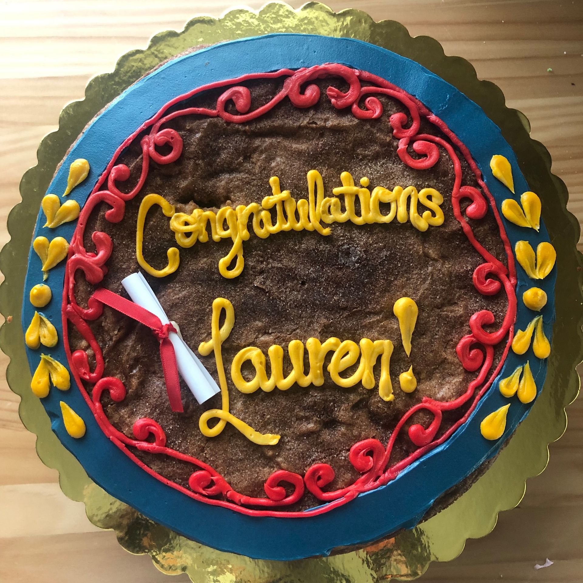 A cookie cake that says congratulations lauren on it