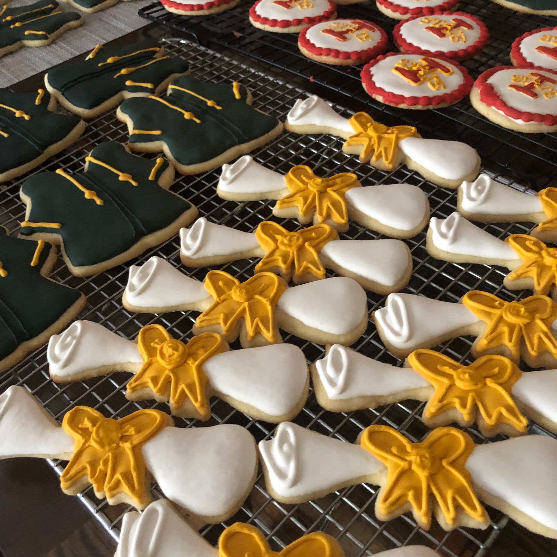 A bunch of cookies are sitting on a cooling rack