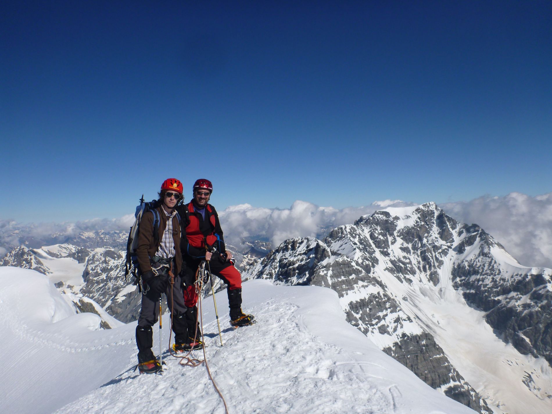 specialista di cardiologia durante trekking invernale in montagna