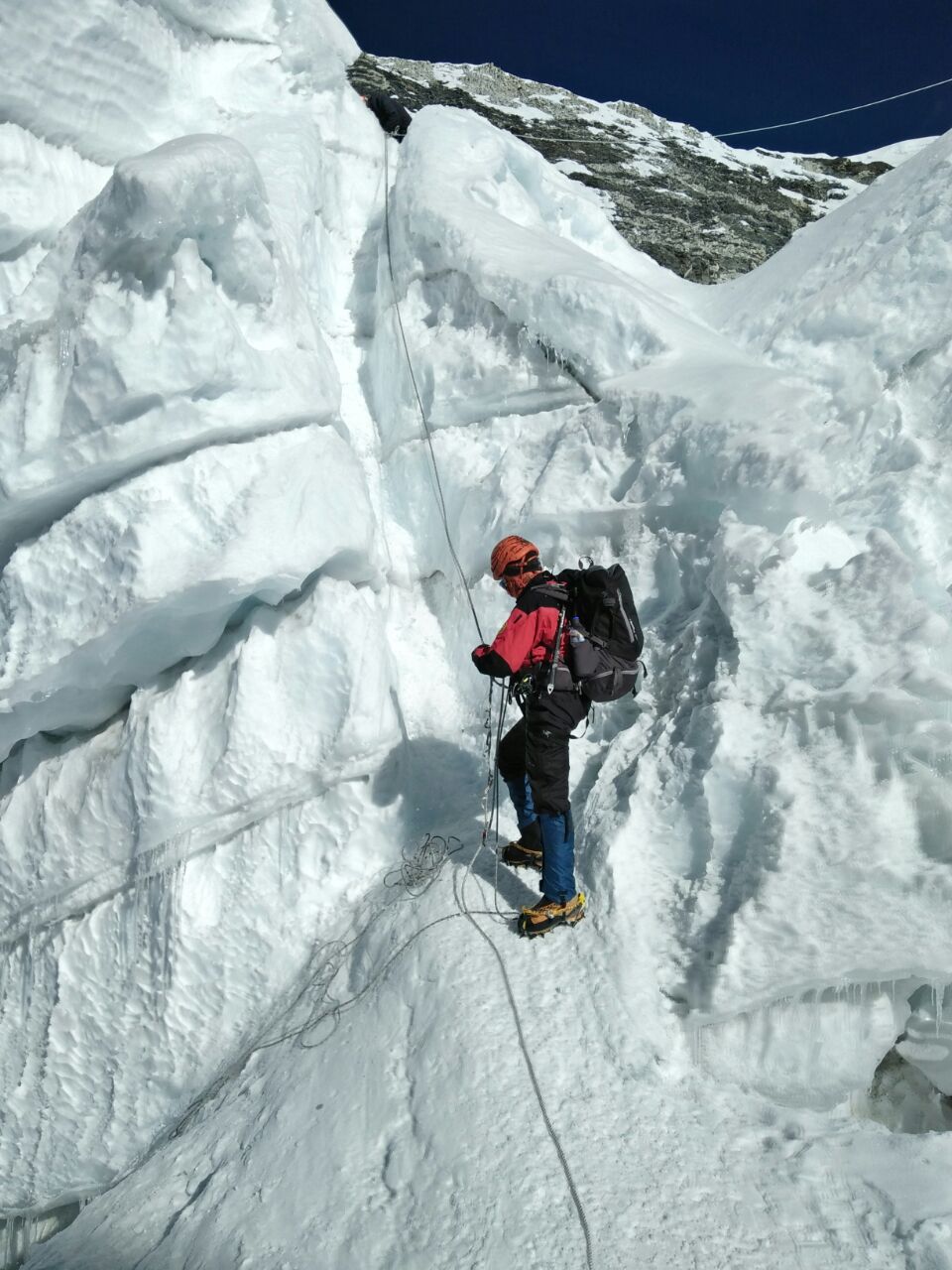 specialista di cardiologia durante scalata invernale in montagna