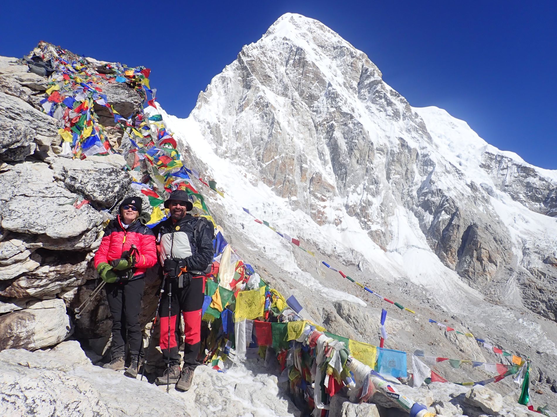 specialista di cardiologia durante attività in montagna