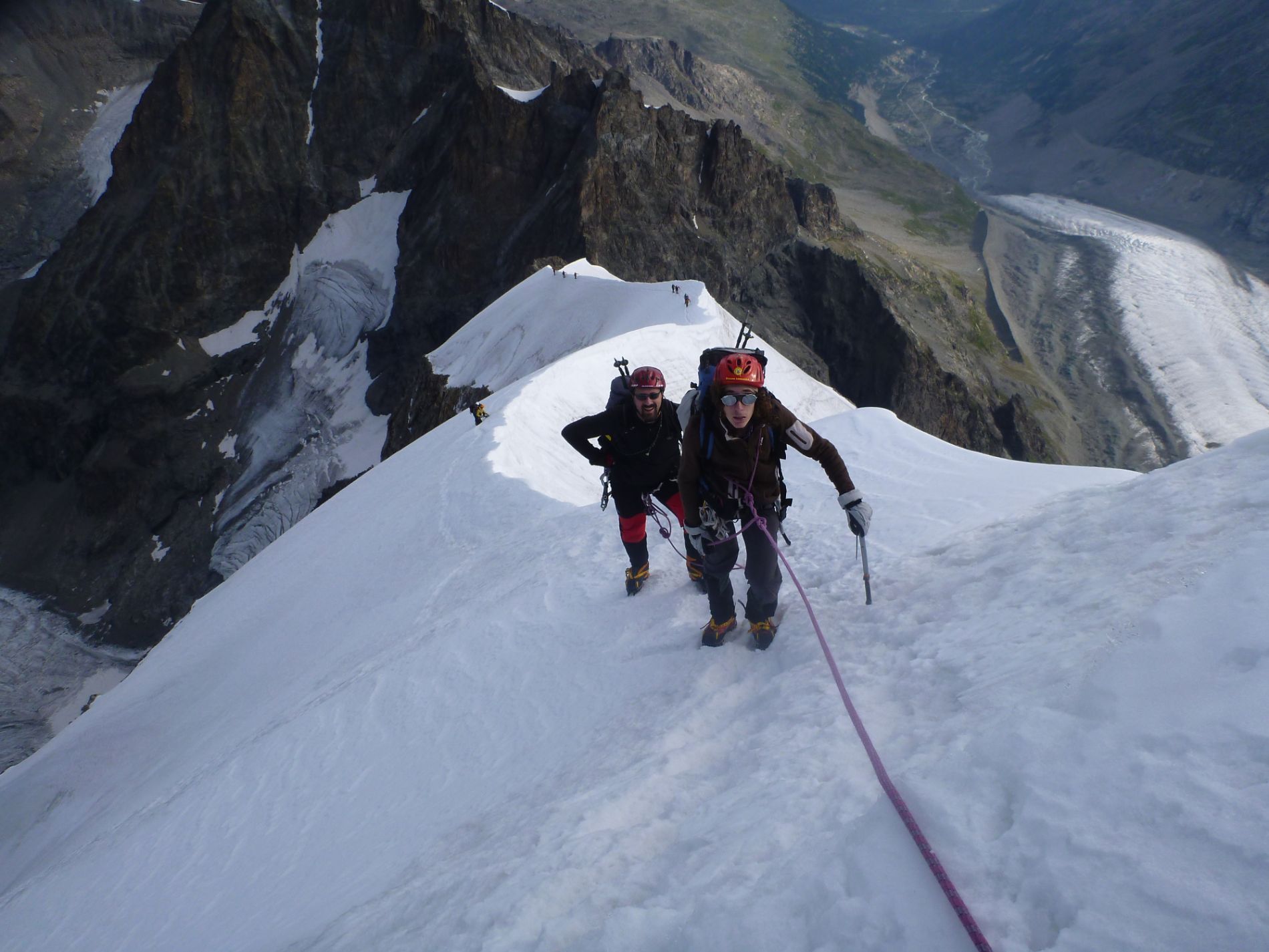 specialista di cardiologia durante trekking in montagna