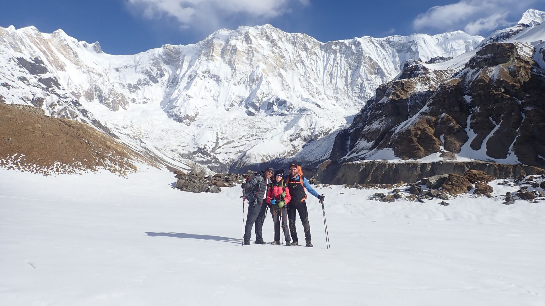 specialista di cardiologia in gita in montagna per attività sportive