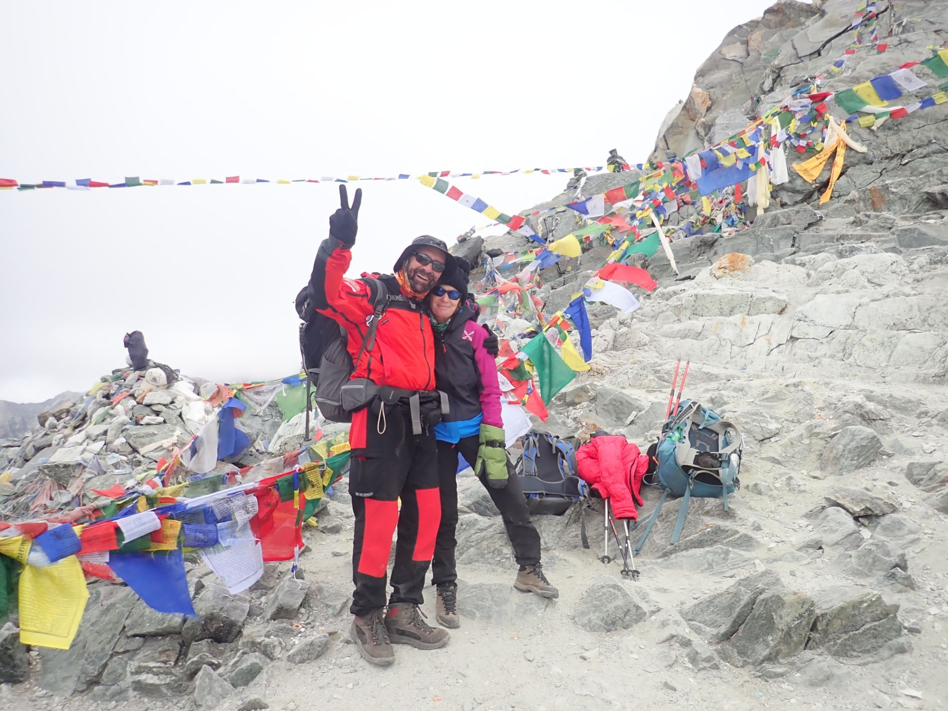 specialista di cardiologia durante attività sportive in montagna
