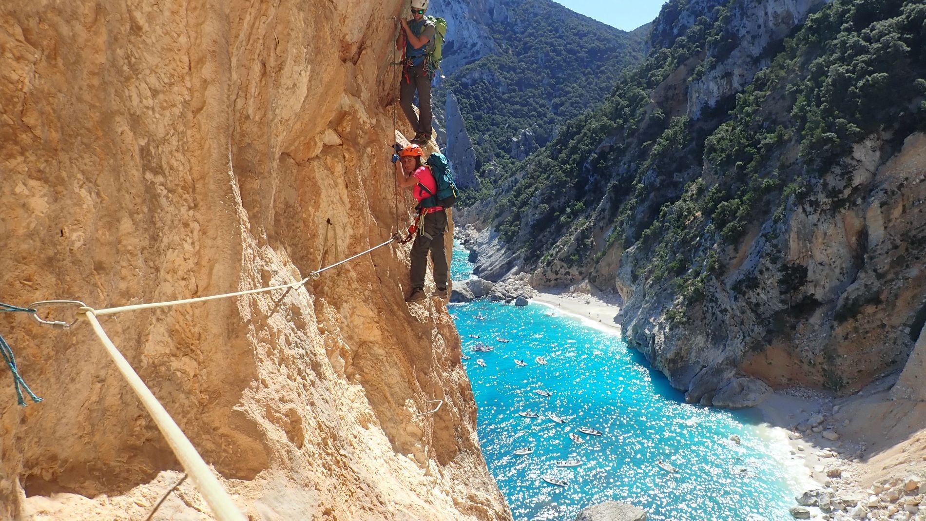 cardiologo durante una scalata in montagna