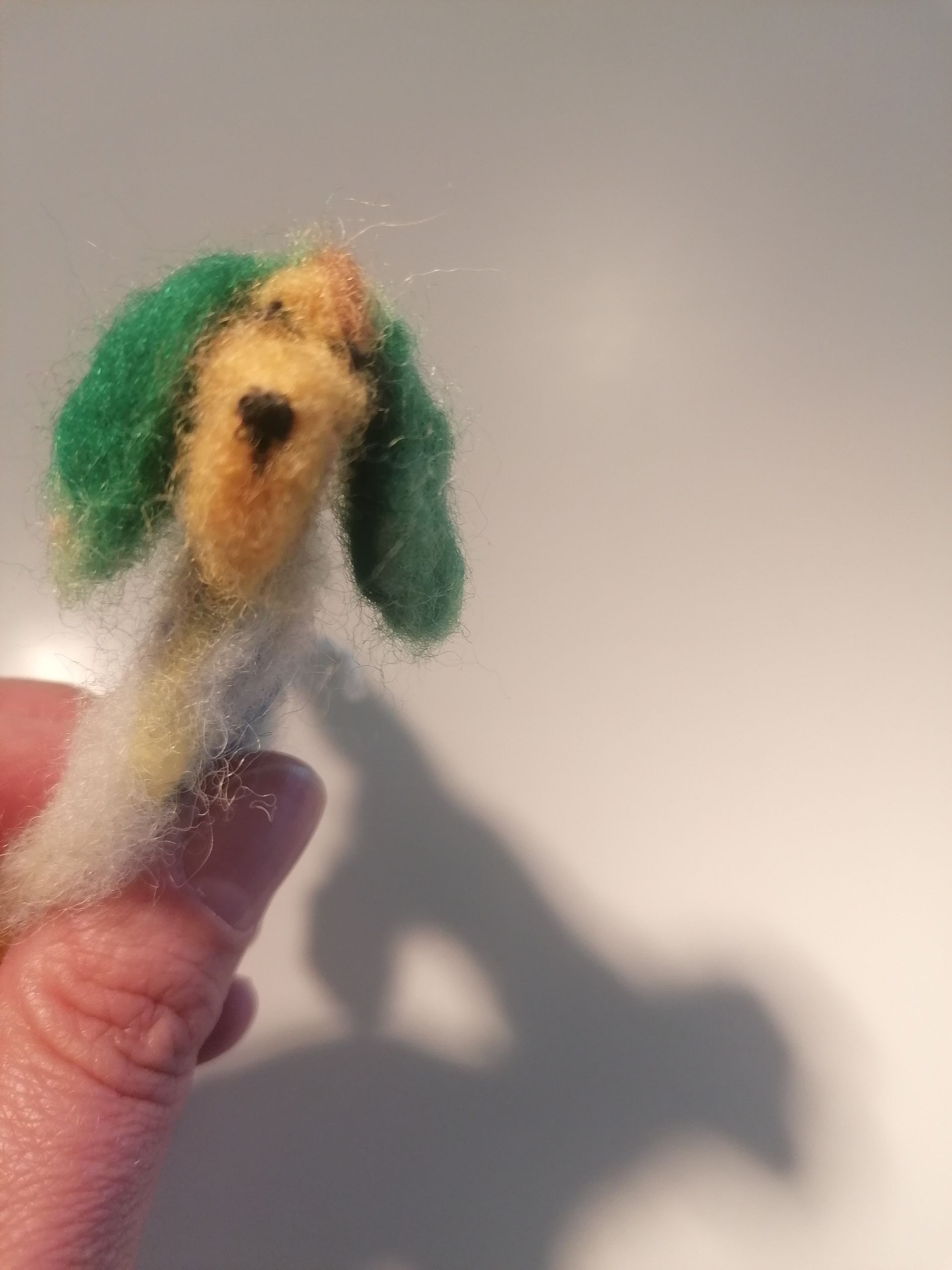 wol, hondenornament, groen, blauw en bruin, met hanger, doglover, versiering, ornament, lappendeken, vilt