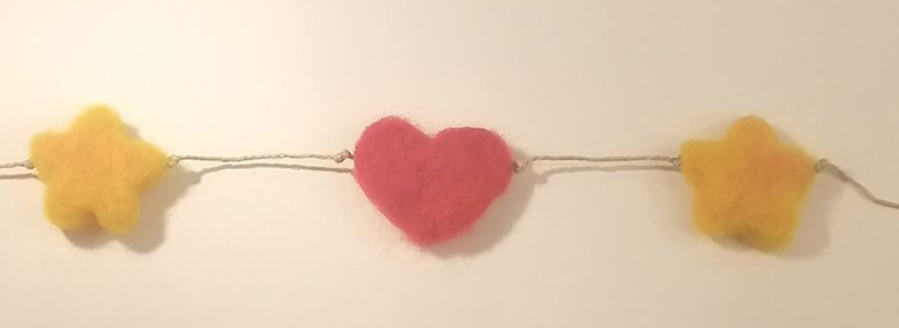 Gele, kastanjebruine en rode vilten hartenslinger.