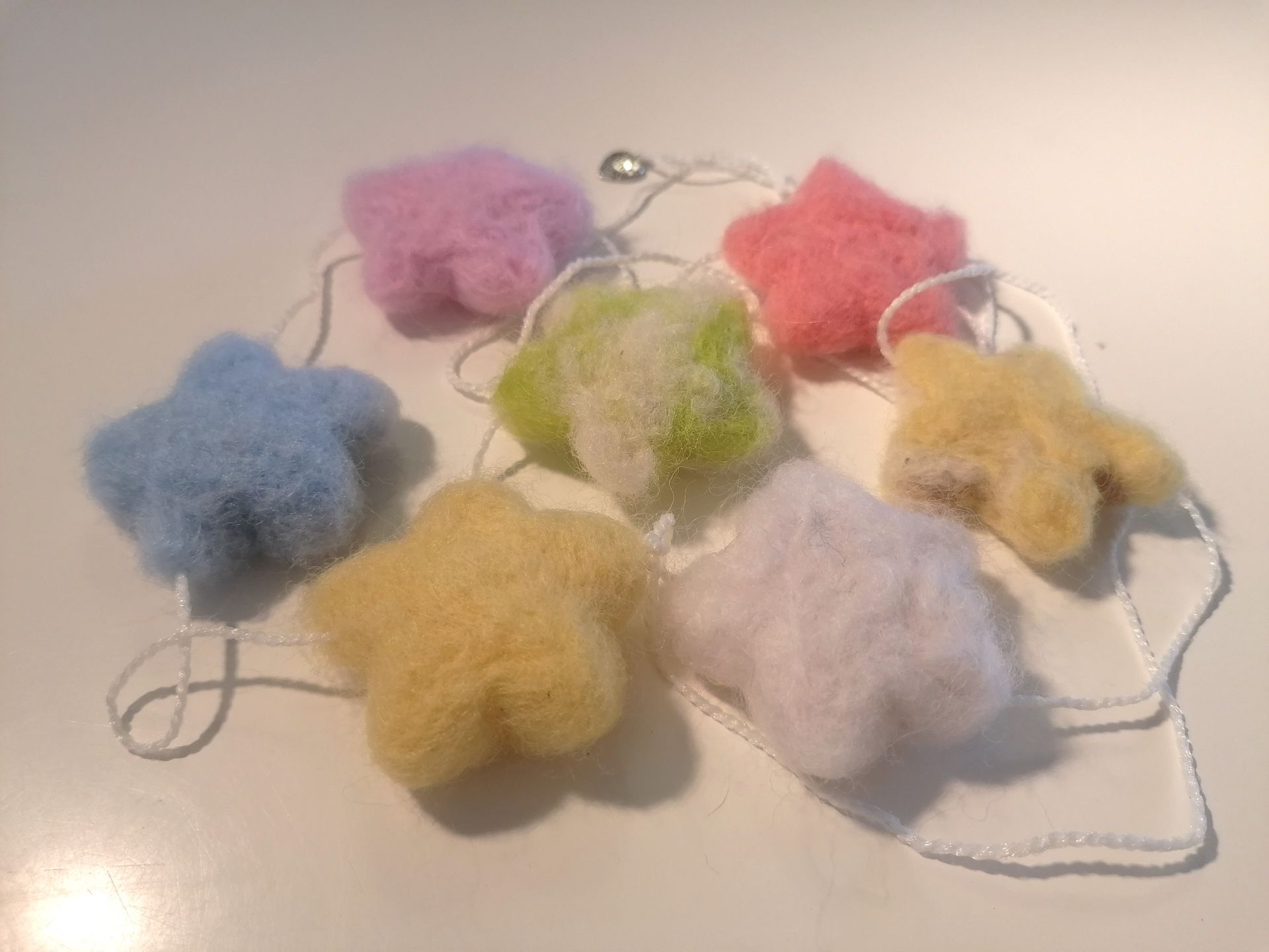 Een slinger met hartvormige versieringen in verschillende kleuren.