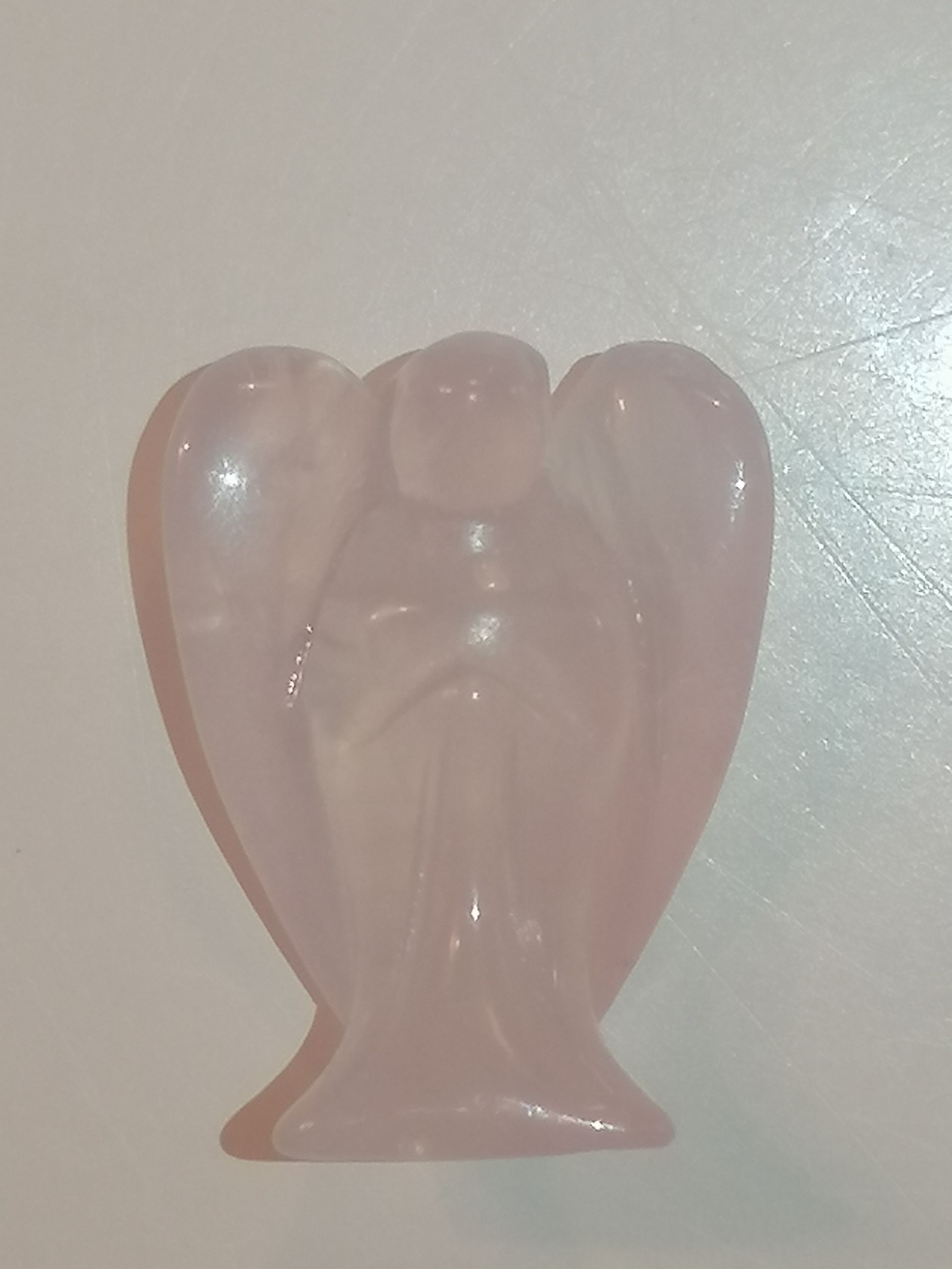 Engelbeeldje van roze rozenkwarts.