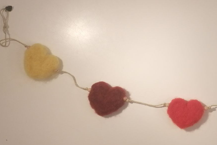 Gele, kastanjebruine en rode vilten hartenslinger.