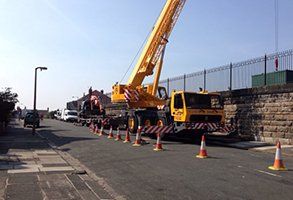 yellow coloured crane