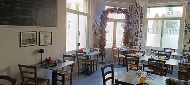 Polpo e pomodori grigliati su purea verde.