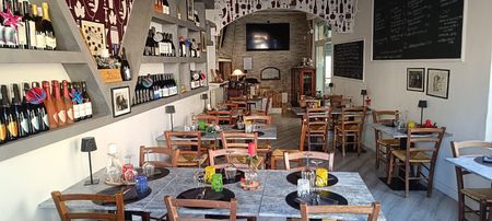 Interno del ristorante con decorazioni natalizie, tra cui ghirlande e festoni. Sono visibili tavoli e sedie.