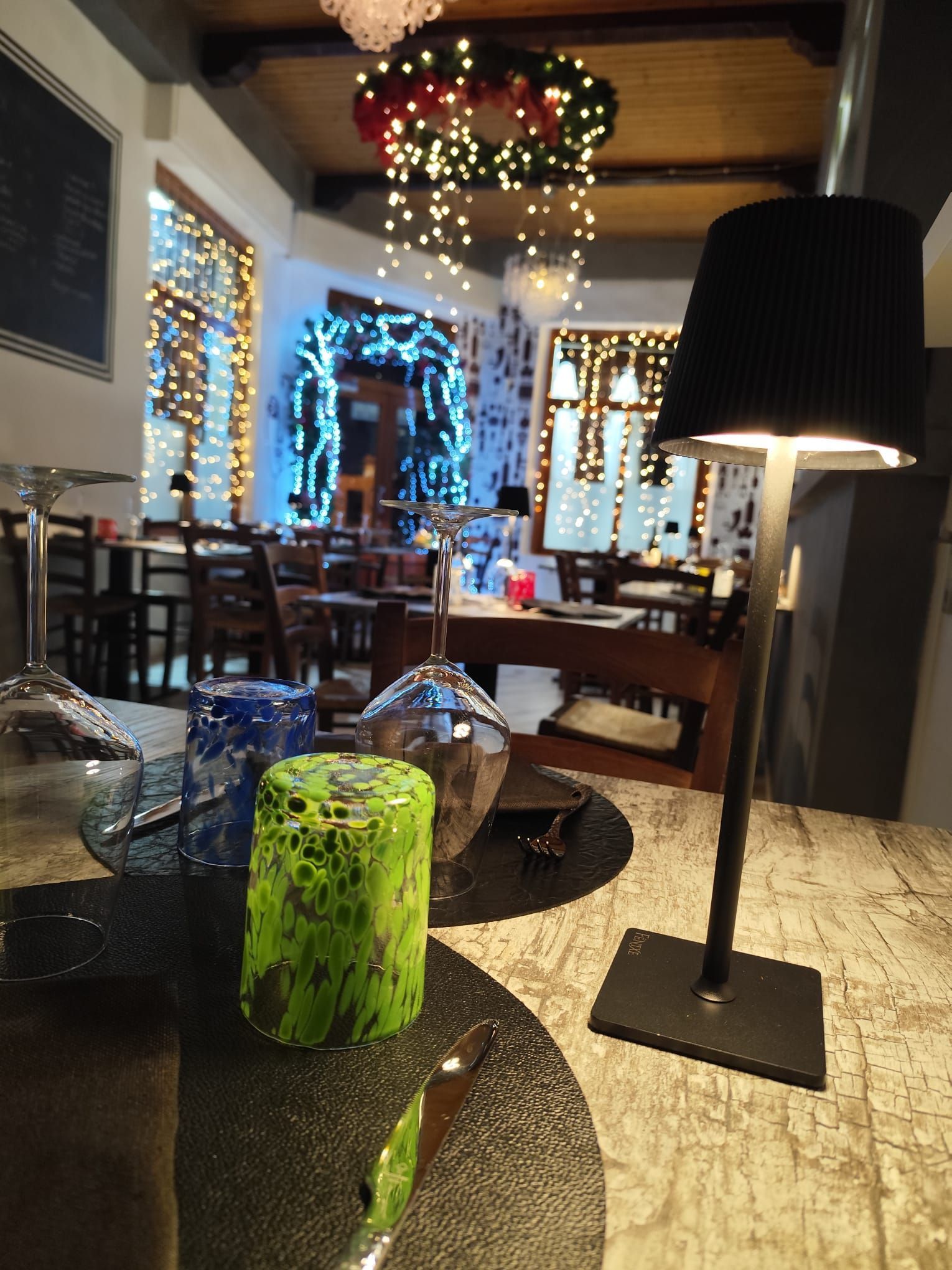 Tonno scottato con interno rosa, su purea di avocado, guarnito con pomodori e fiori.