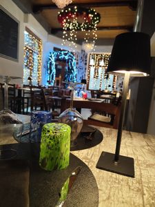 Tonno scottato con interno rosa, su purea di avocado, guarnito con pomodori e fiori.