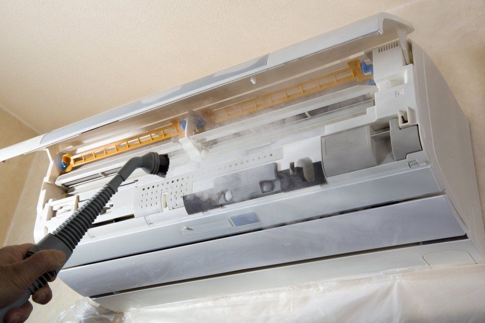 intervento di manutenzione sul condizionatore