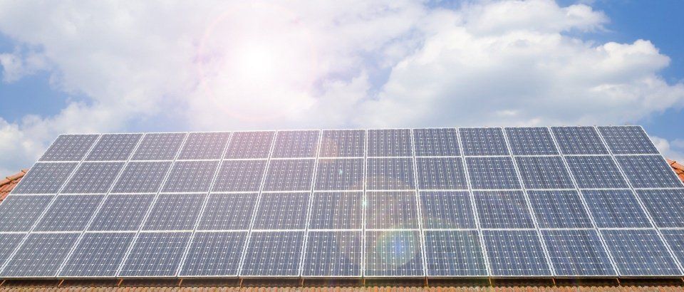 immagine i pannelli solari su un edificio