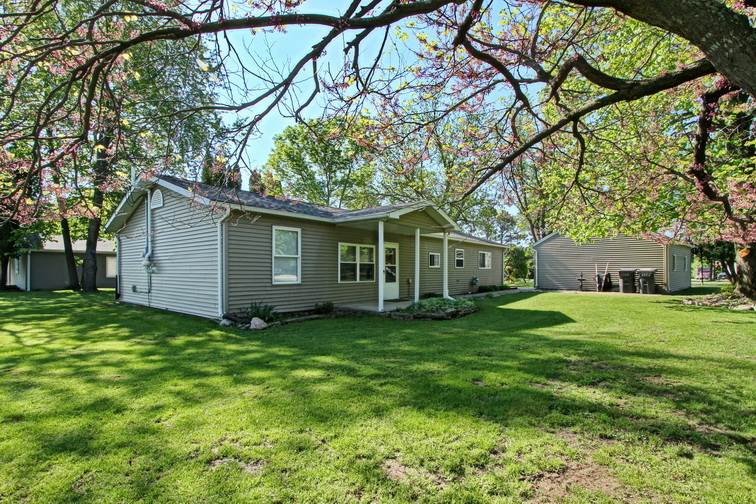 975 NE Surf Drive Solon side view