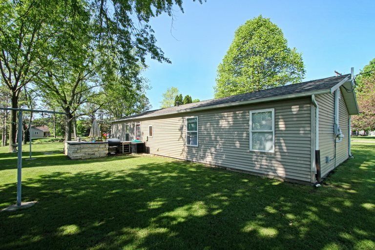 975 NE Surf Drive Solon side view
