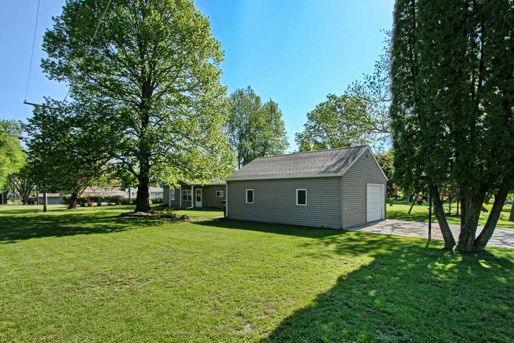 975 NE Surf Drive Solon side view