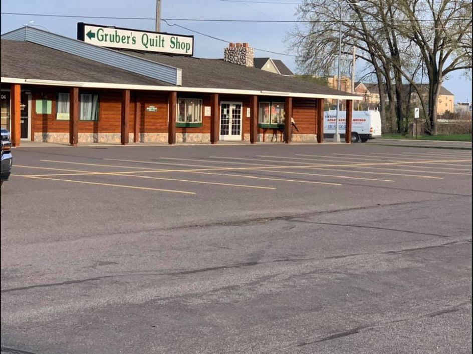 A building with a sign that says grubers quilt shop
