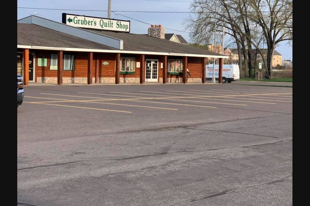 A motel with a sign that says ' under quilt inn ' on it