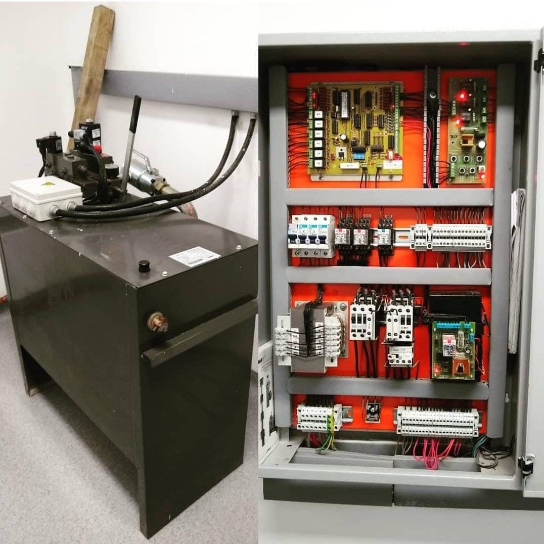 Unidad de potencia hidráulica (izquierda) y panel de control eléctrico (derecha), con interruptores y placas de circuitos.