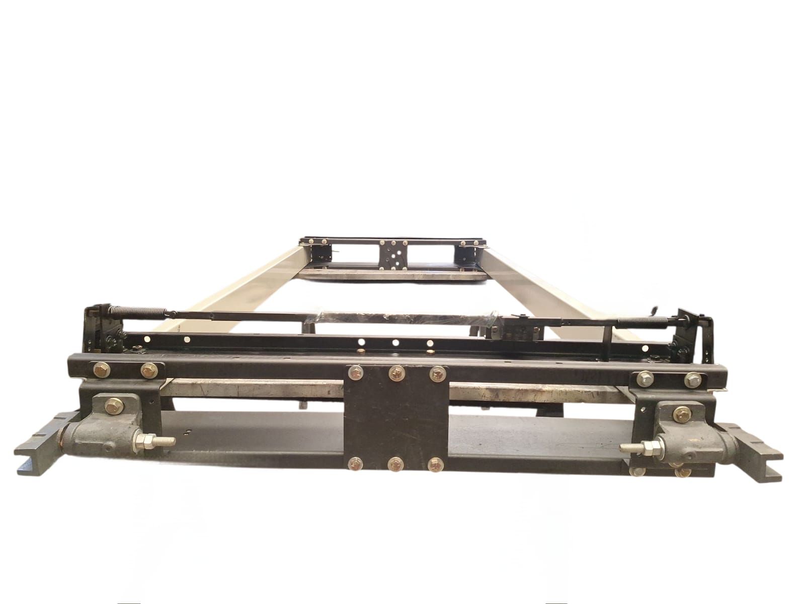 Maquina industrial negra con soportes metálicos sobre fondo blanco.