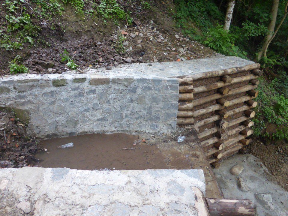 opera di ingegneria naturalistica con tronchi, pietre e cemento