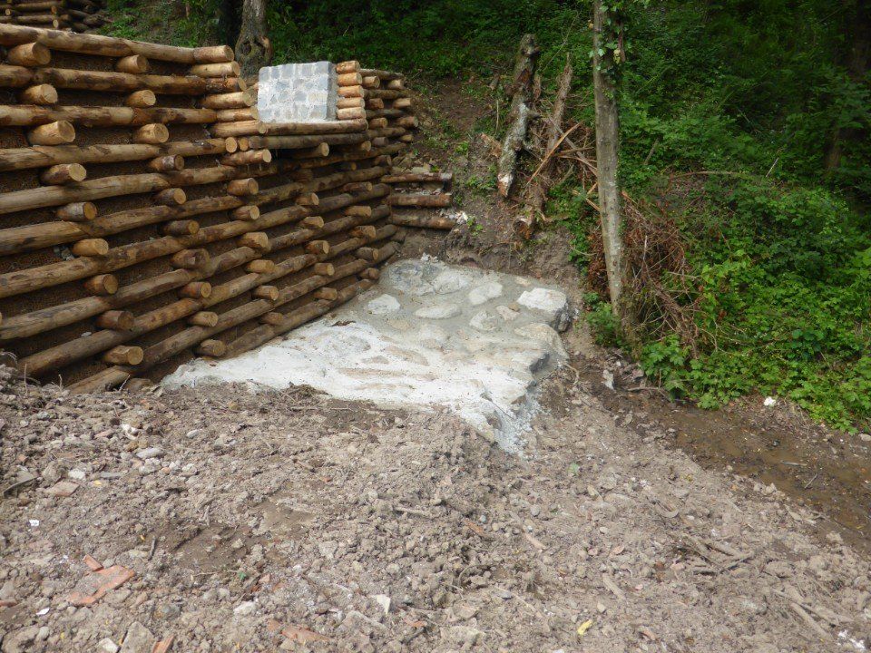 opera di ingegneria naturalistica con tronchi