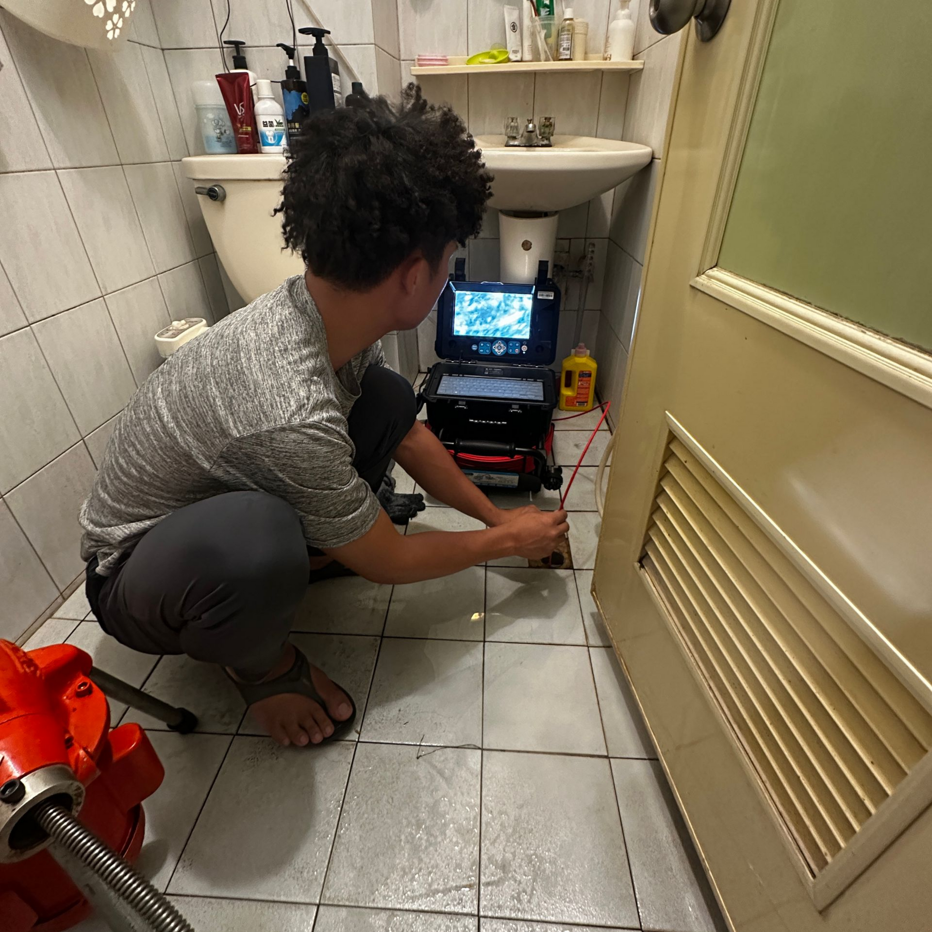 水刀通管：
高壓旋轉噴射清洗可360度徹底洗淨管壁、根除頑固油垢，效果最持久，但施工較複雜、費用較高，適合餐廳重油污、大樓公管與長期反覆堵塞問題。