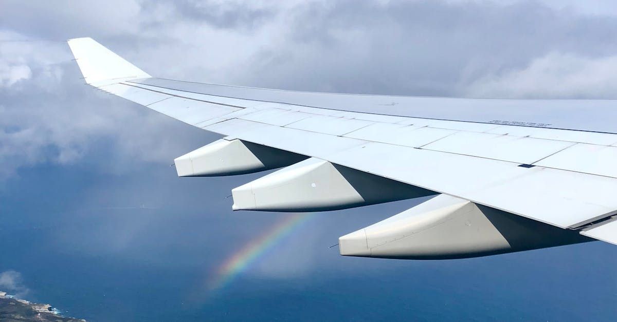 Blick auf die Tragfläche eines Flugzeugs