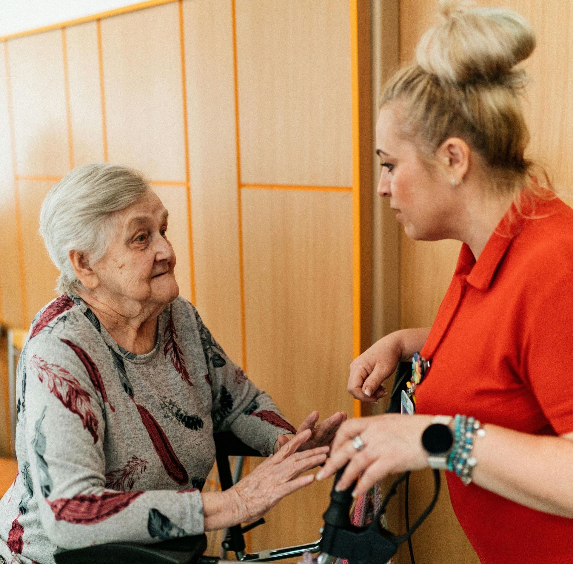 Pflegebedürftige Seniorin mit ihrer Pflegekraft
