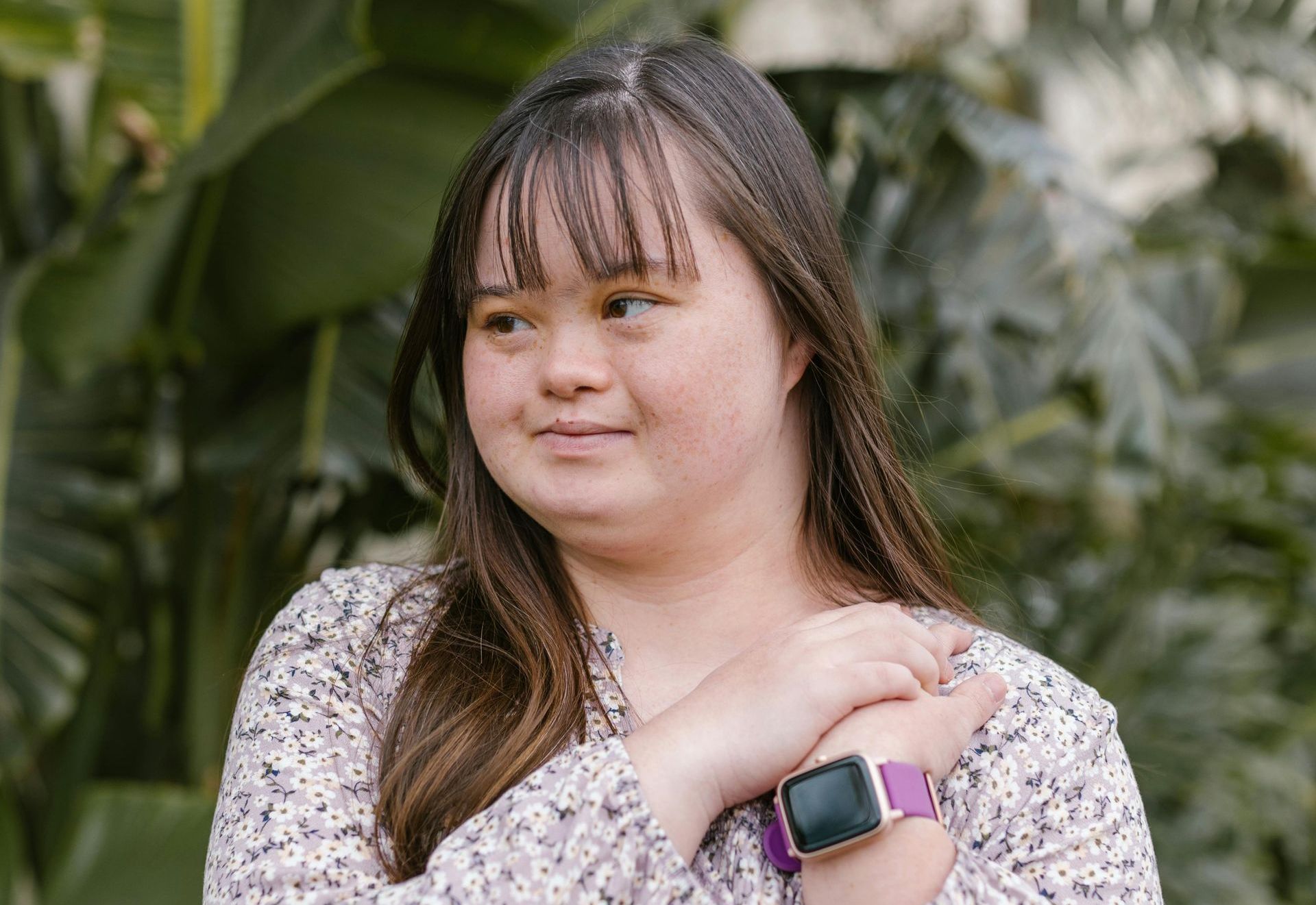 Junge Frau trägt eine Smartwatch im Urlaub