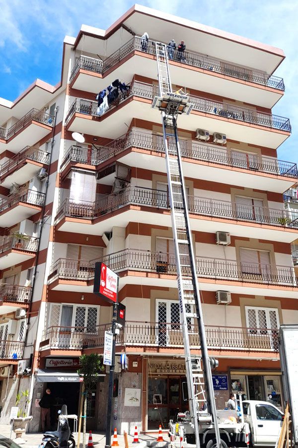 Un grande edificio con una scala di fronte