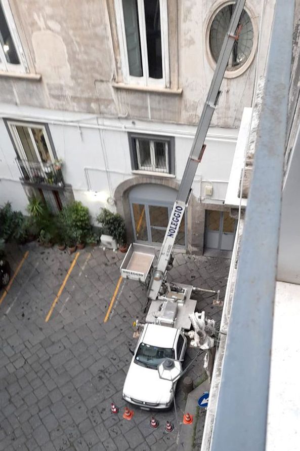 Un grande edificio con una scala di fronte