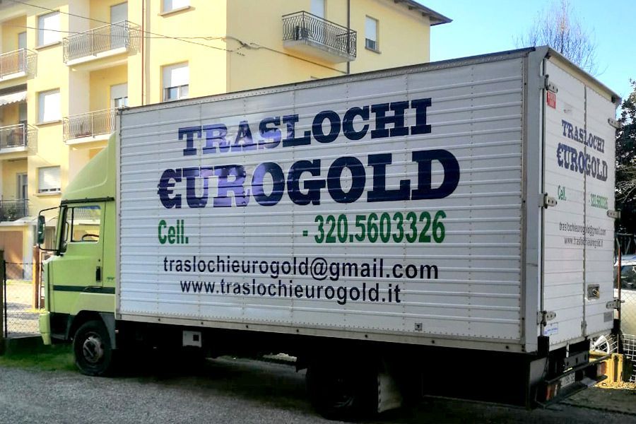 Un camion bianco con la scritta traslochi eurogold sul lato