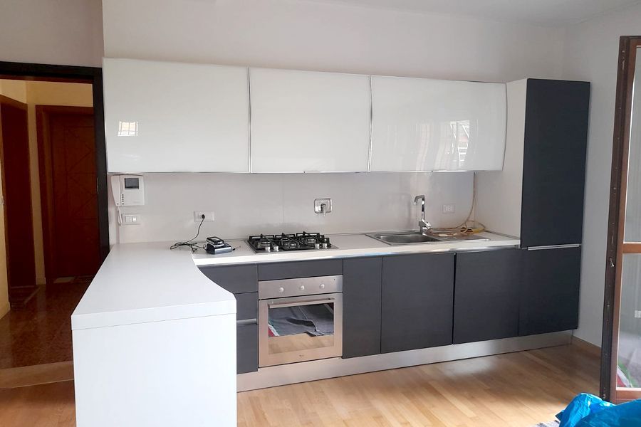 Una cucina con piano cottura, forno e lavello