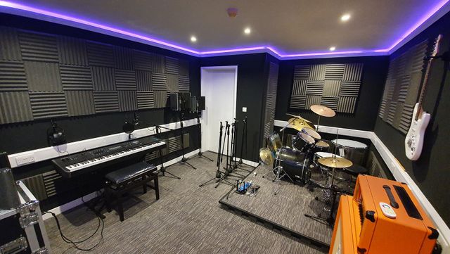 Studio Setup In A Tiny Room 