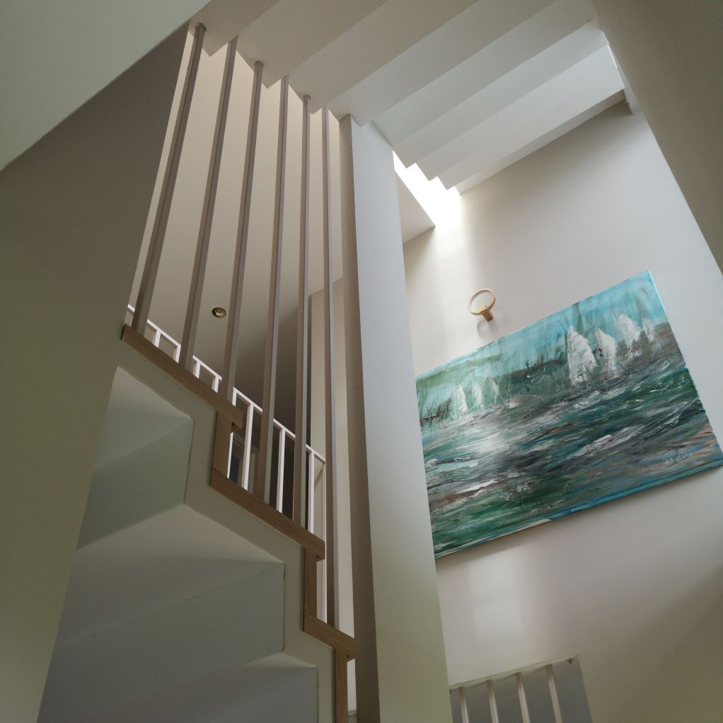 Regardant un escalier avec un tableau sur le mur